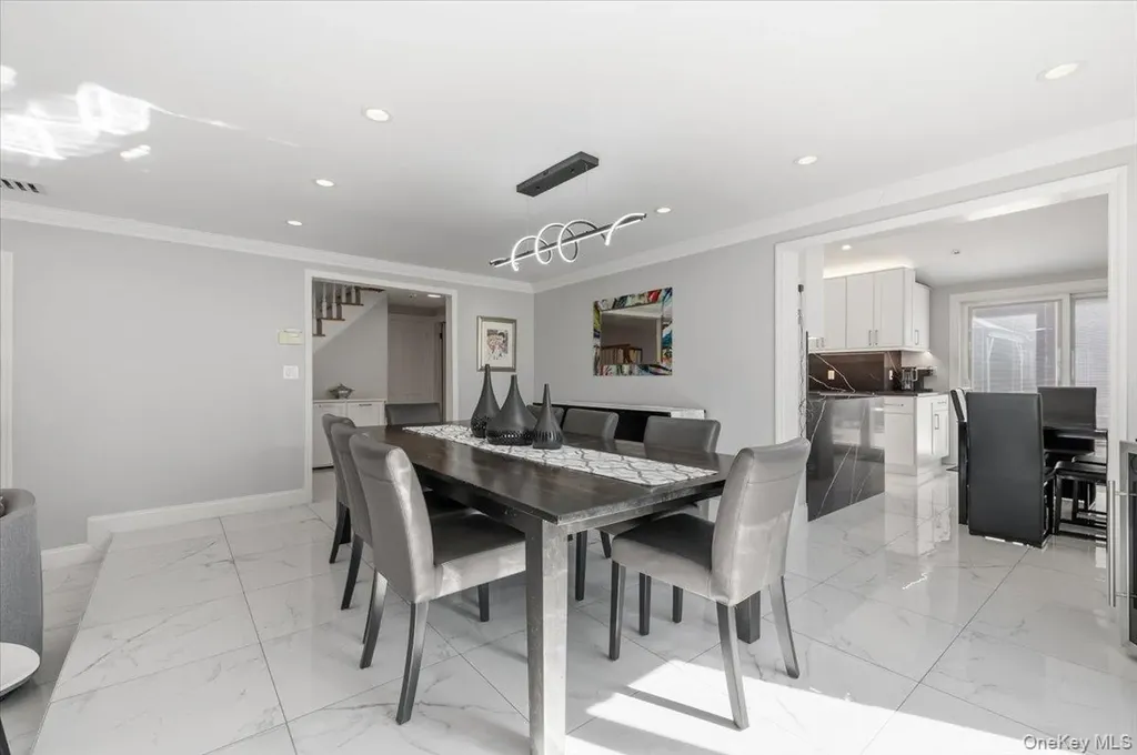 98 Barry Lane Syosset NY 11791