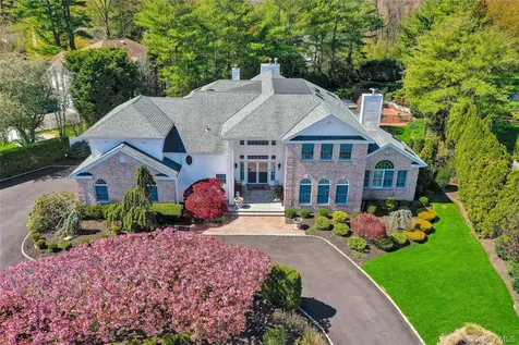 15 Pironi Court Woodbury NY 11797