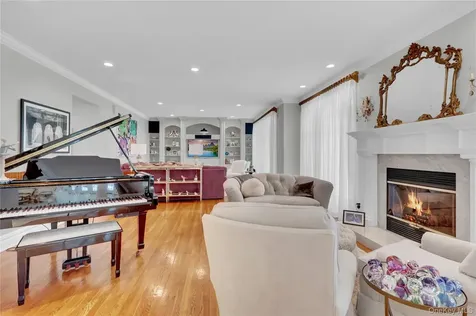15 Pironi Court Woodbury NY 11797