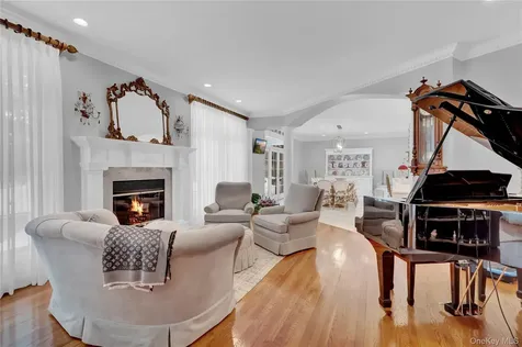 15 Pironi Court Woodbury NY 11797