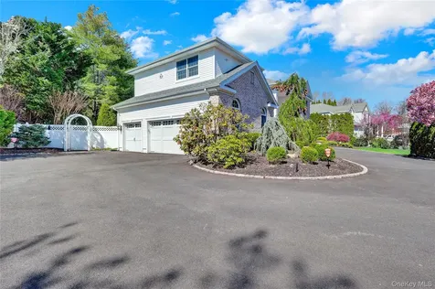 15 Pironi Court Woodbury NY 11797