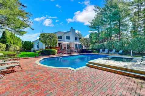 15 Pironi Court Woodbury NY 11797