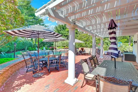 15 Pironi Court Woodbury NY 11797