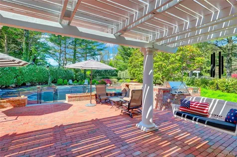 15 Pironi Court Woodbury NY 11797