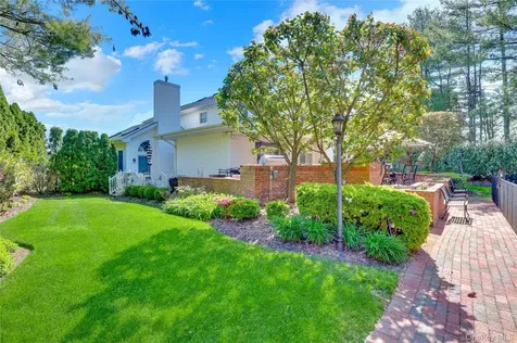 15 Pironi Court Woodbury NY 11797