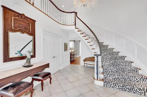 15 Pironi Court Woodbury NY 11797
