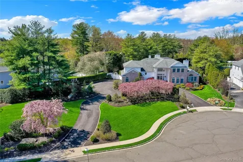 15 Pironi Court Woodbury NY 11797