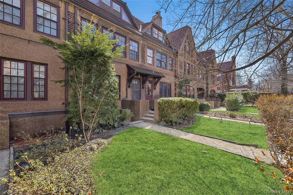 46 Slocum Crescent Forest Hills NY 11375