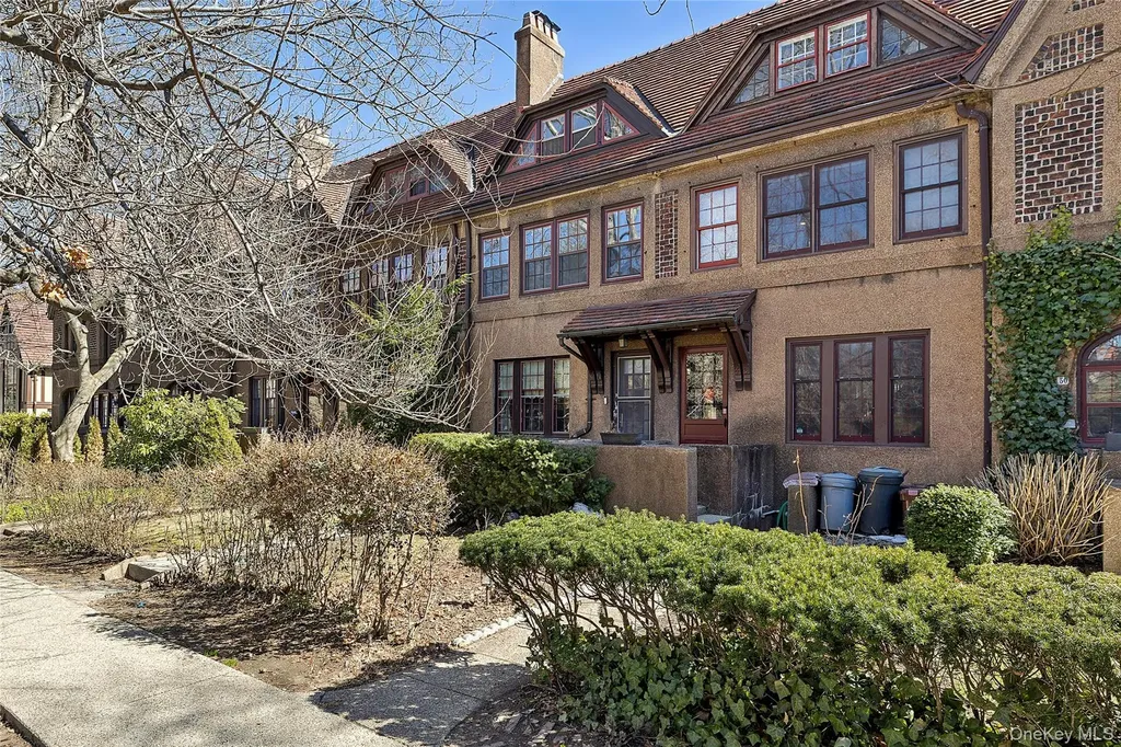 46 Slocum Crescent Forest Hills NY 11375