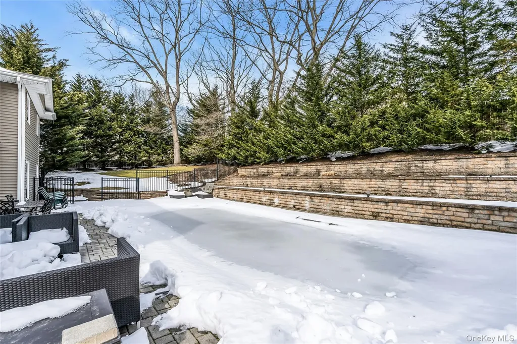 54 Valleywood Road Commack NY 11725