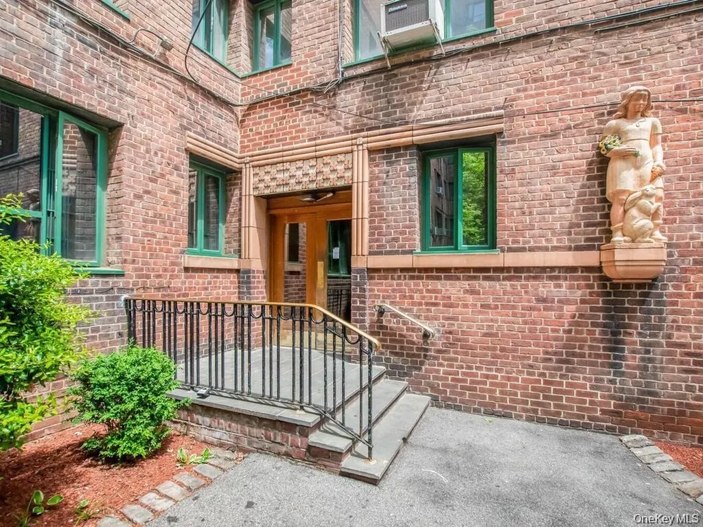 1503 Metropolitan Avenue Bronx NY 10462