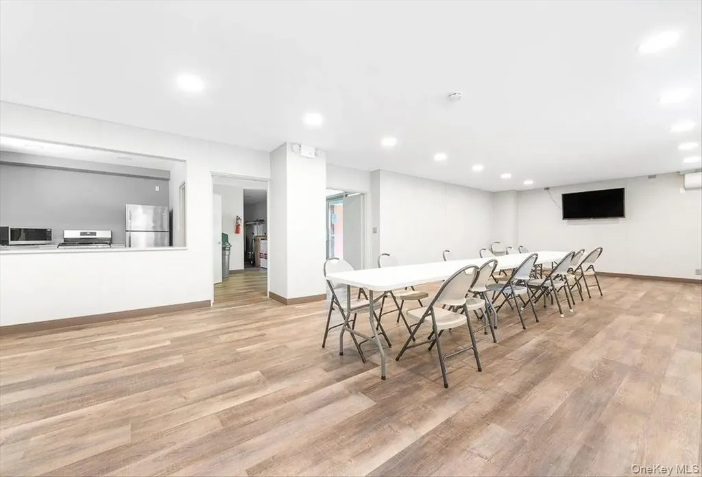 9060 Union Turnpike Glendale NY 11385