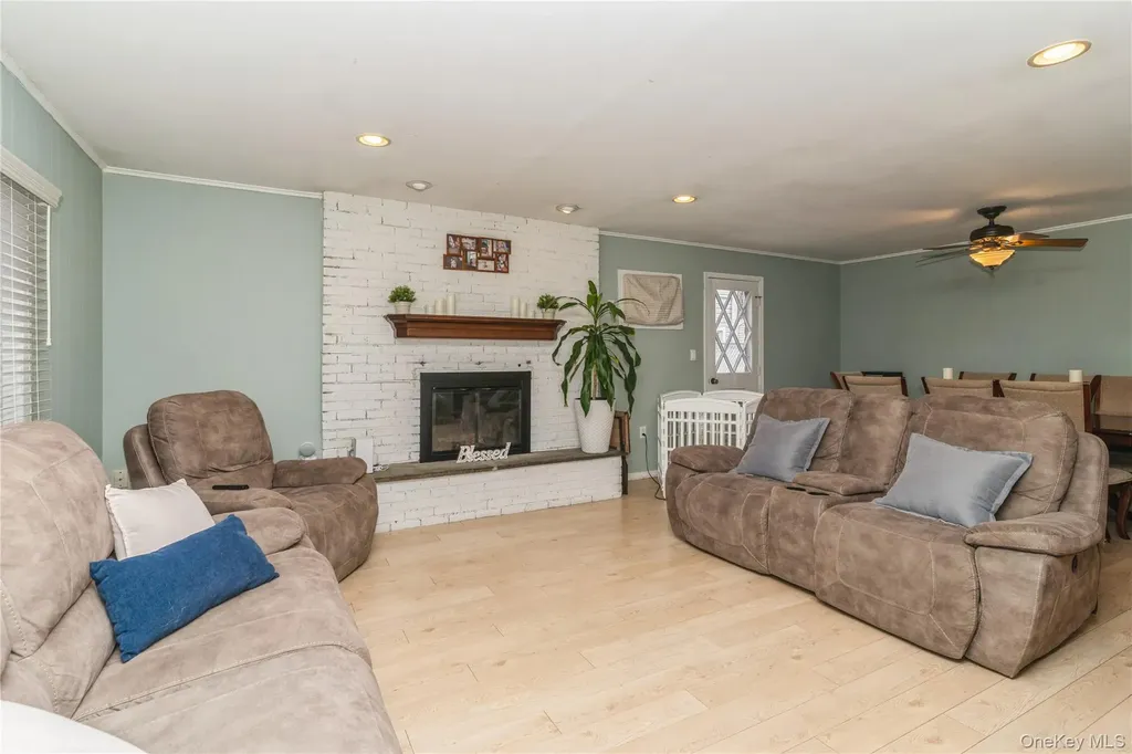 20 Peacock Lane Levittown NY 11756