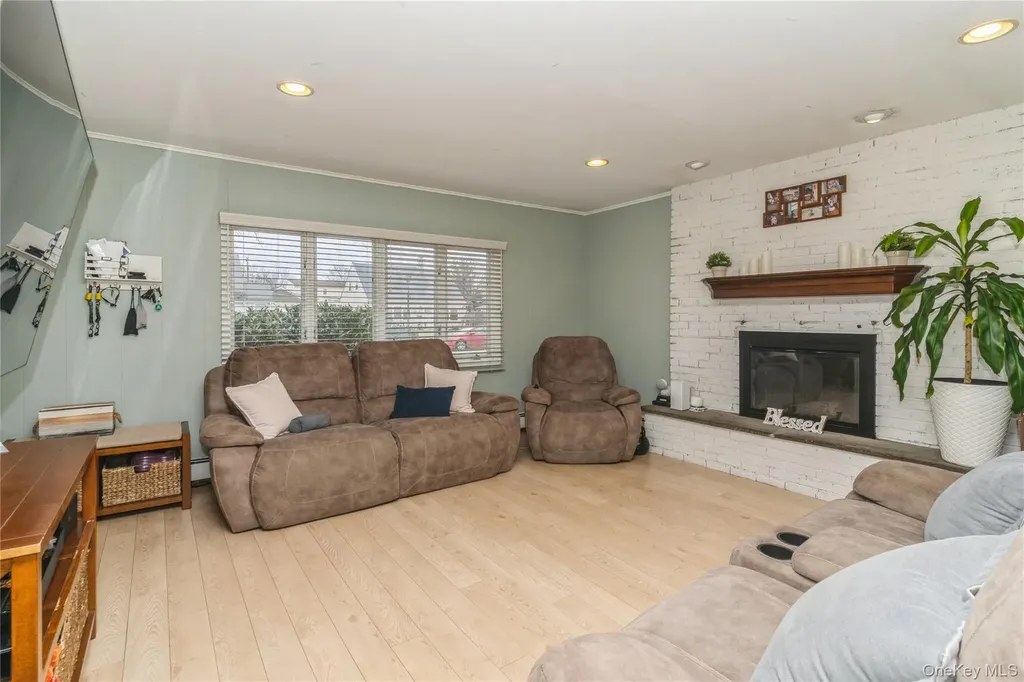 20 Peacock Lane Levittown NY 11756