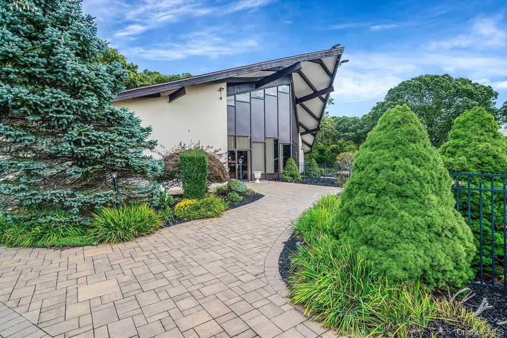 8 Juniper Court Selden NY 11784