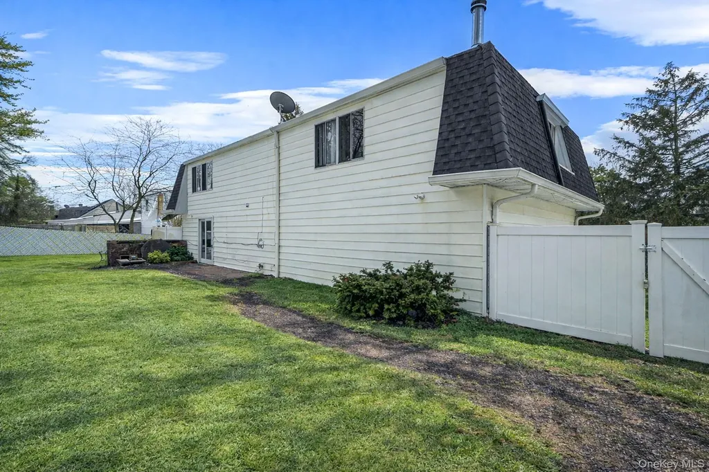 22 Meyer Lane Medford NY 11763