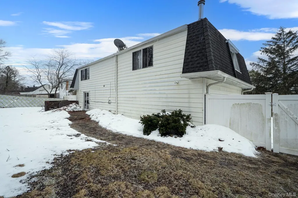 22 Meyer Lane Medford NY 11763