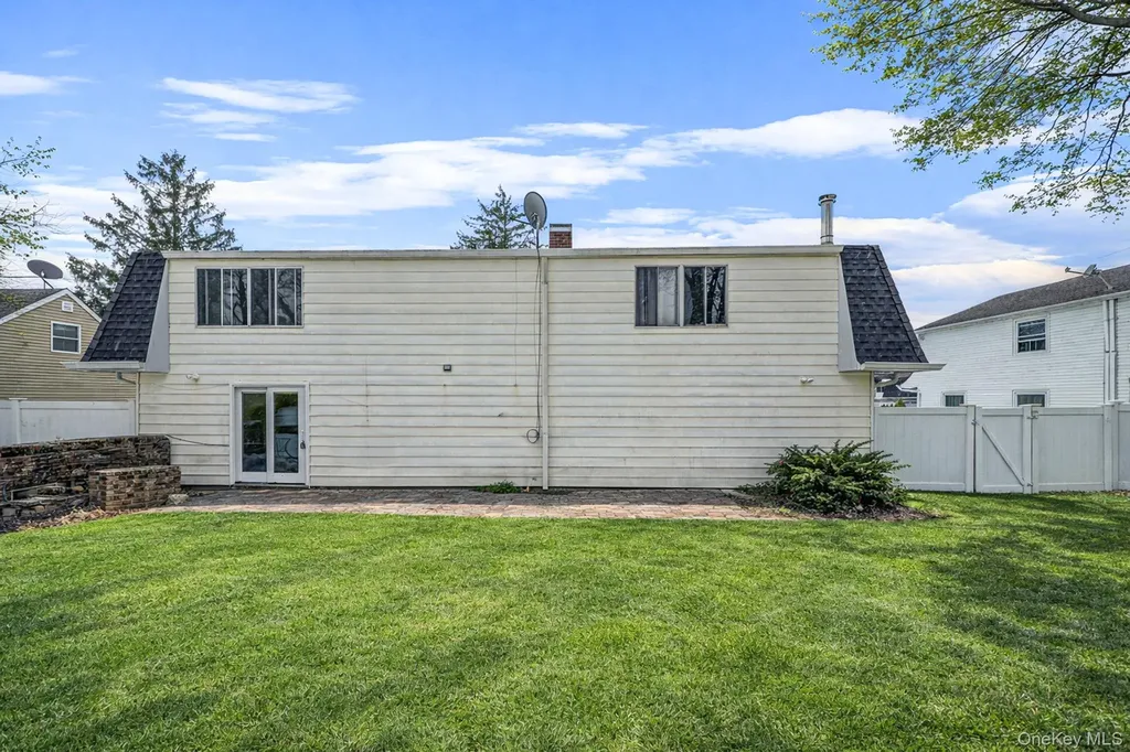 22 Meyer Lane Medford NY 11763