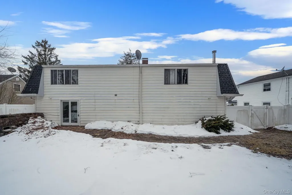 22 Meyer Lane Medford NY 11763