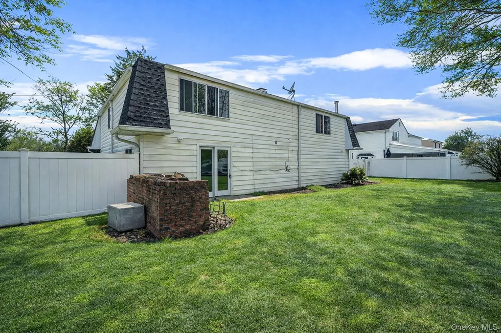 22 Meyer Lane Medford NY 11763