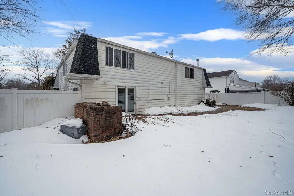 22 Meyer Lane Medford NY 11763
