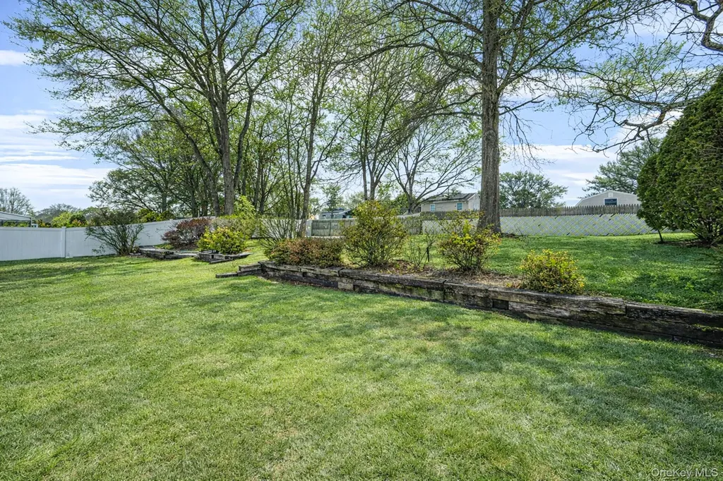 22 Meyer Lane Medford NY 11763