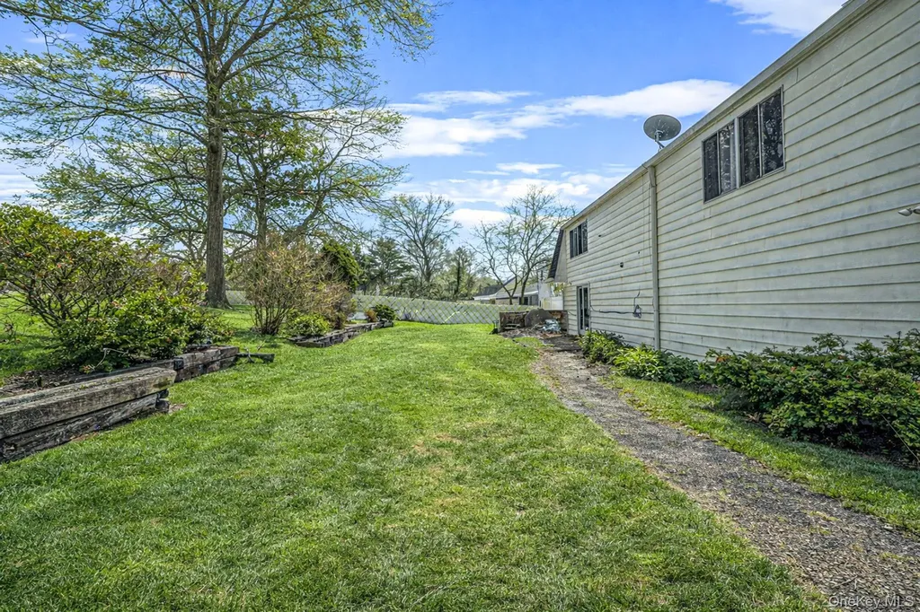 22 Meyer Lane Medford NY 11763
