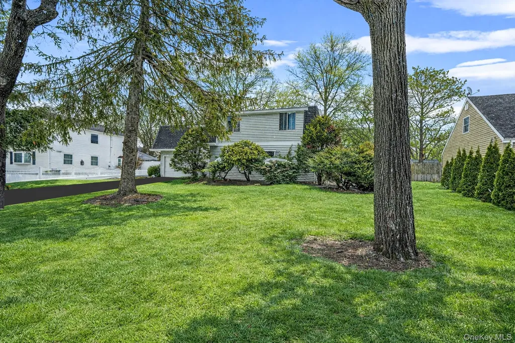22 Meyer Lane Medford NY 11763