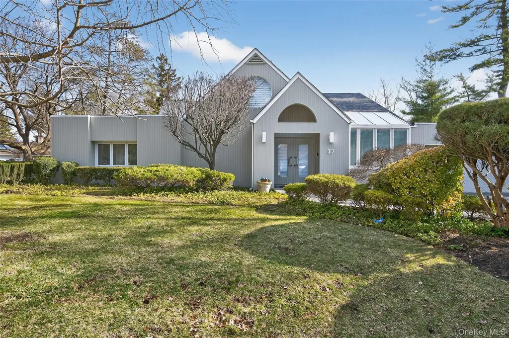 37 Shelter Lane Roslyn Heights NY 11577