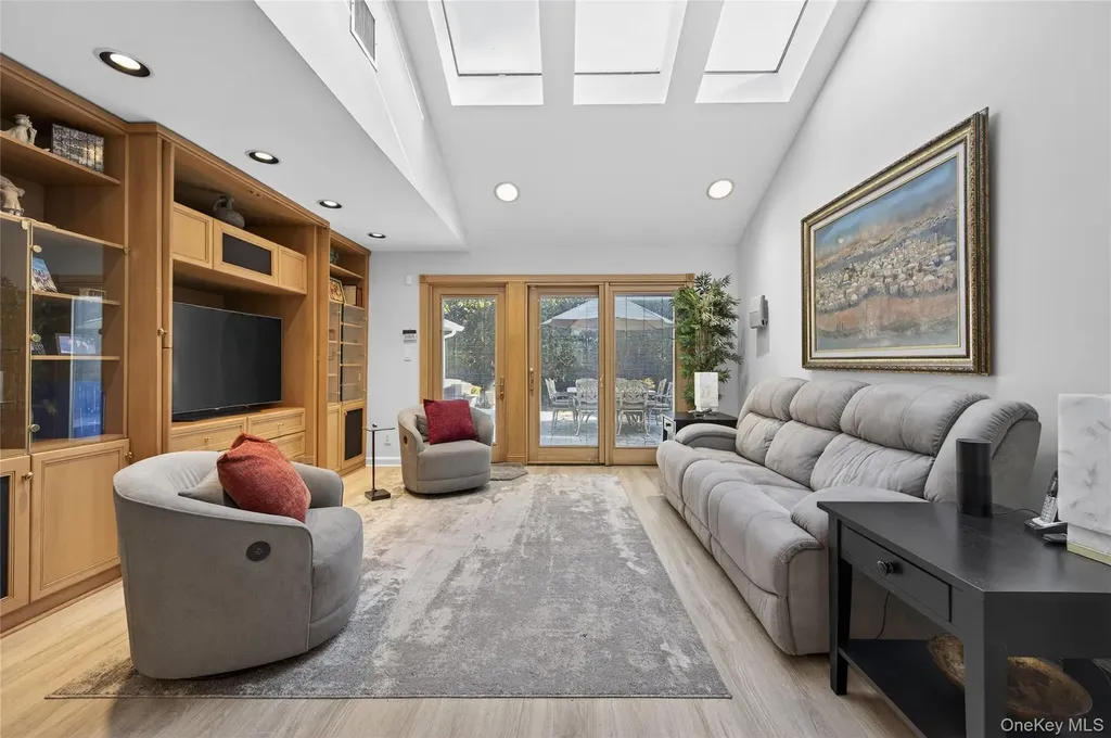 37 Shelter Lane Roslyn Heights NY 11577