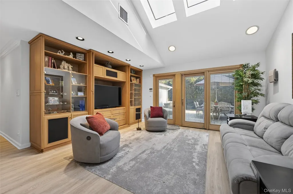 37 Shelter Lane Roslyn Heights NY 11577