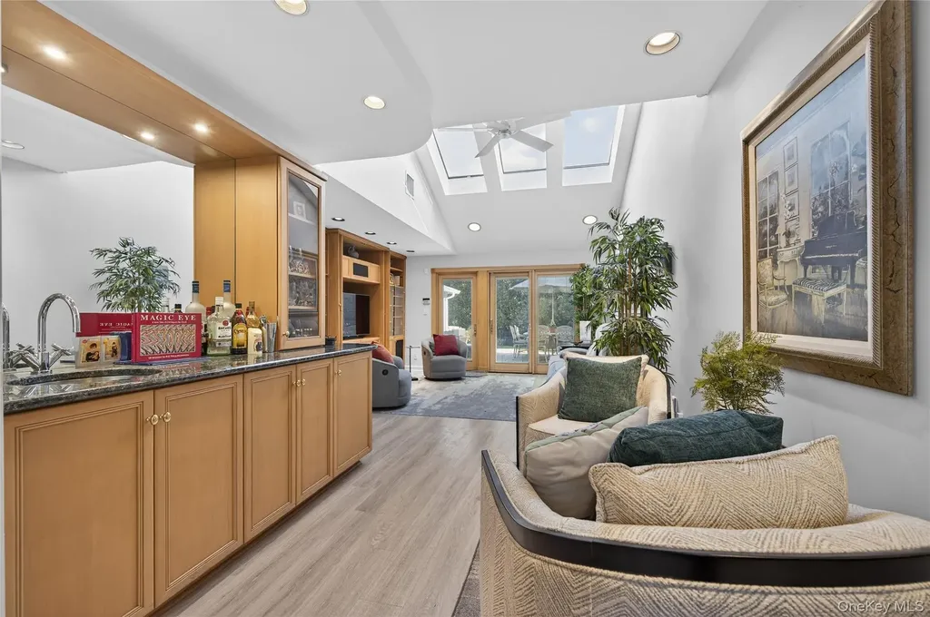 37 Shelter Lane Roslyn Heights NY 11577