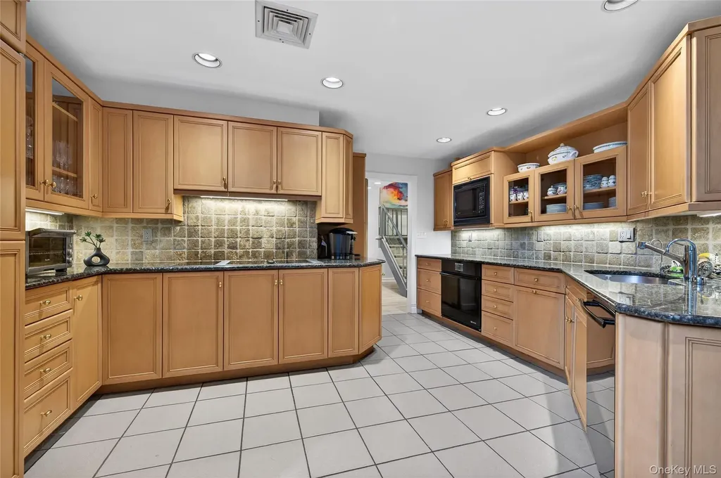 37 Shelter Lane Roslyn Heights NY 11577