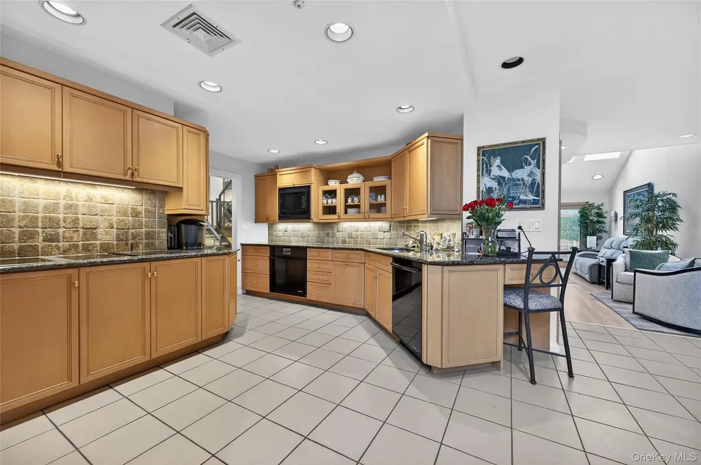 37 Shelter Lane Roslyn Heights NY 11577