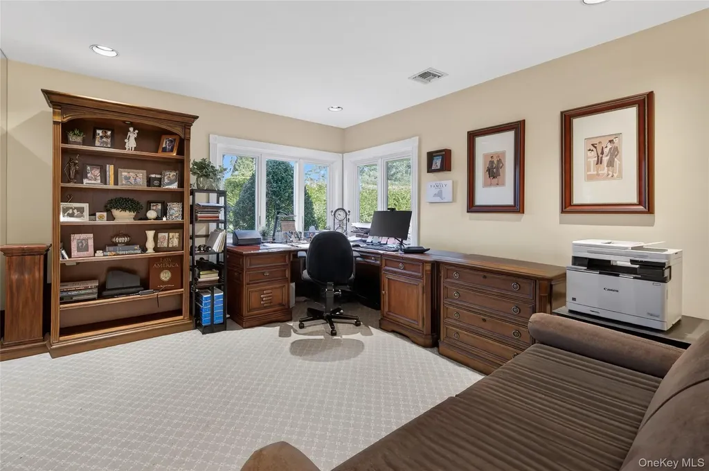37 Shelter Lane Roslyn Heights NY 11577
