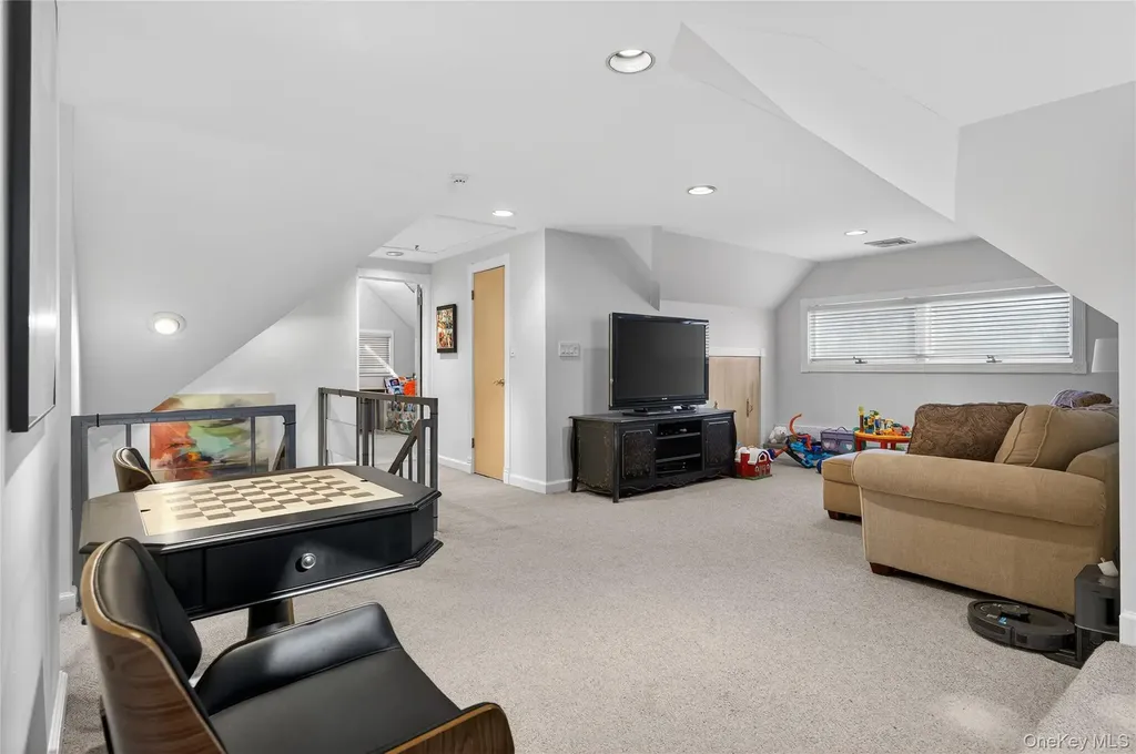 37 Shelter Lane Roslyn Heights NY 11577