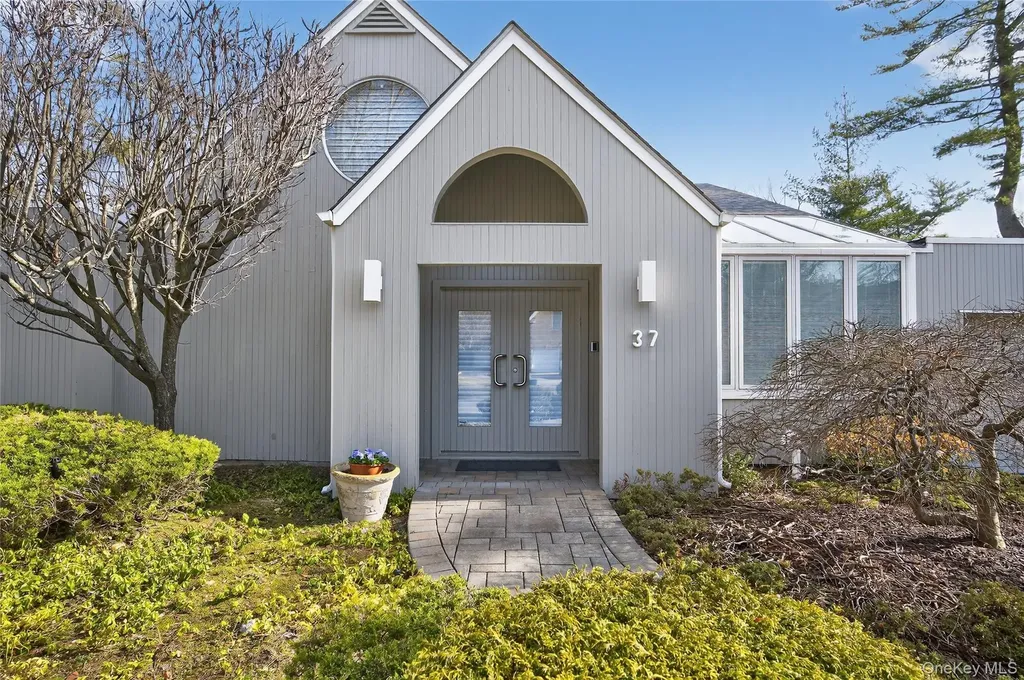 37 Shelter Lane Roslyn Heights NY 11577