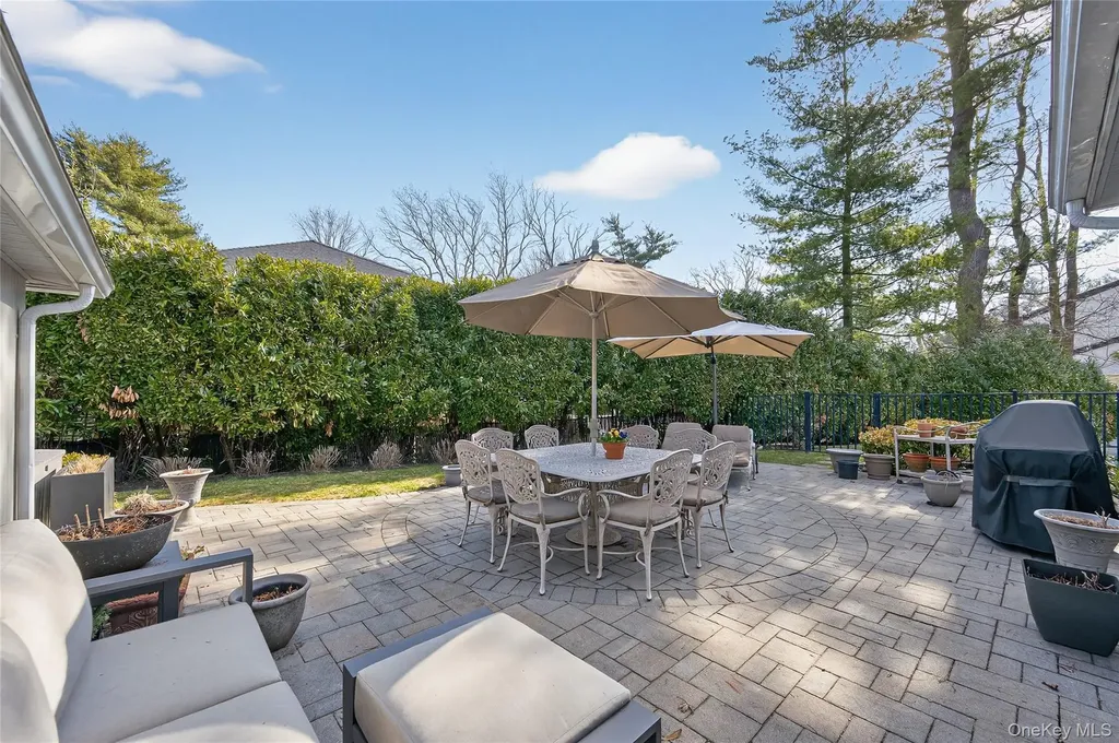 37 Shelter Lane Roslyn Heights NY 11577