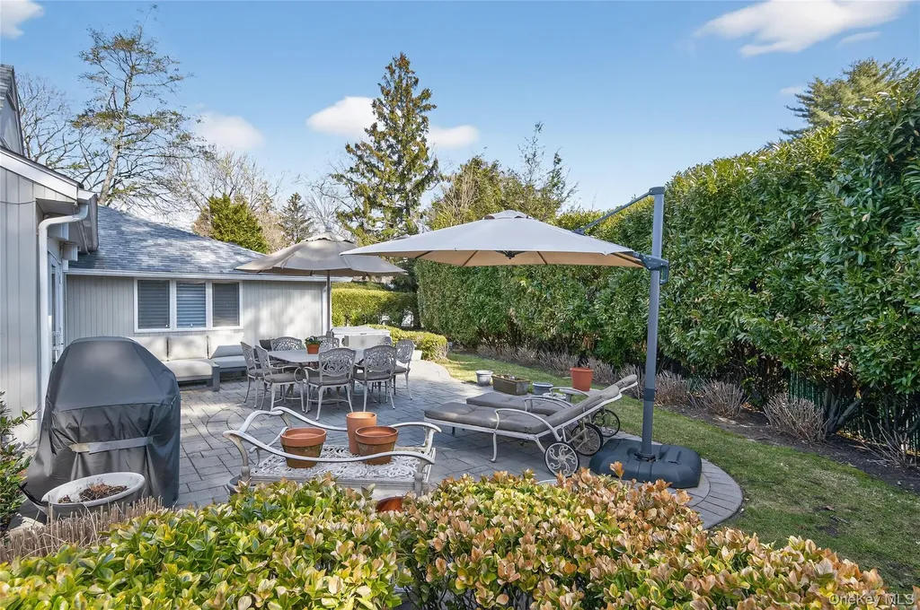 37 Shelter Lane Roslyn Heights NY 11577