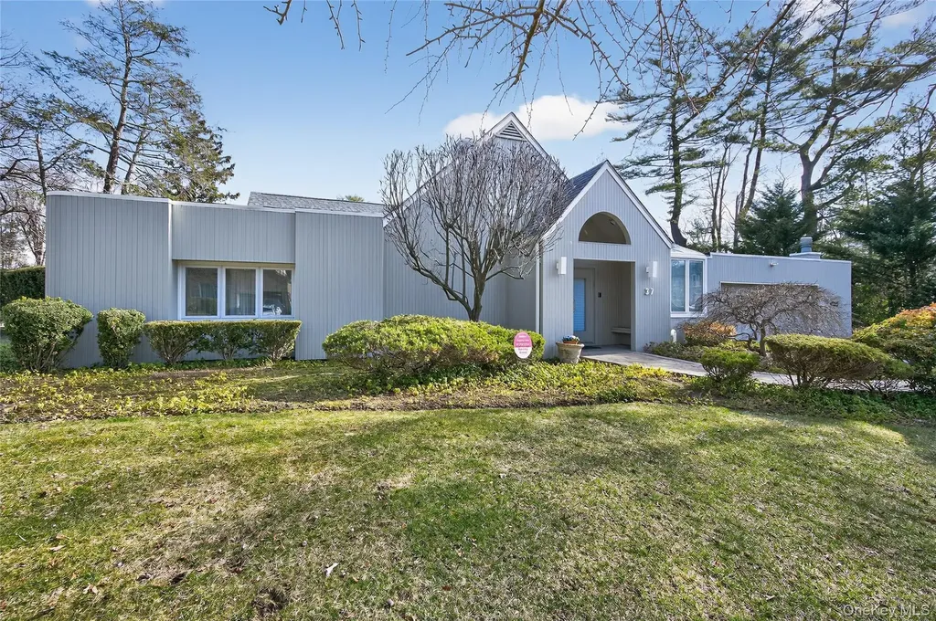 37 Shelter Lane Roslyn Heights NY 11577