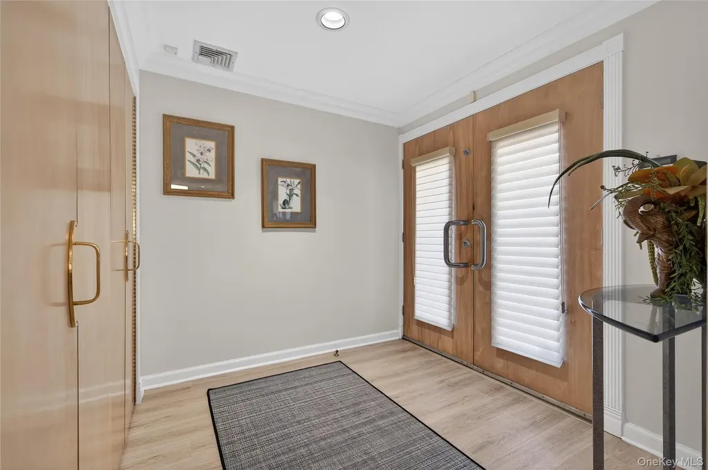 37 Shelter Lane Roslyn Heights NY 11577