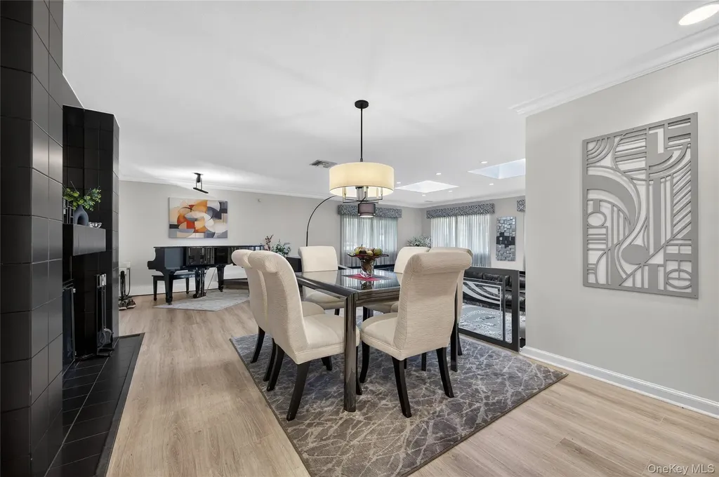 37 Shelter Lane Roslyn Heights NY 11577