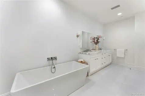 2 Weaver Street Scarsdale NY 10583