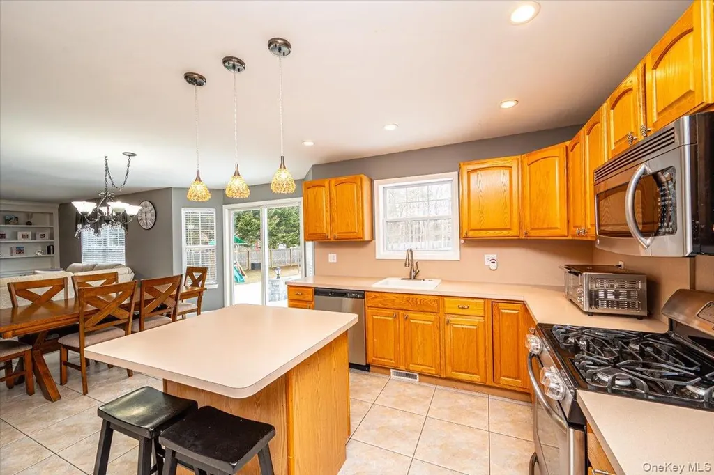 47 Cobblestone Drive Shoreham NY 11786
