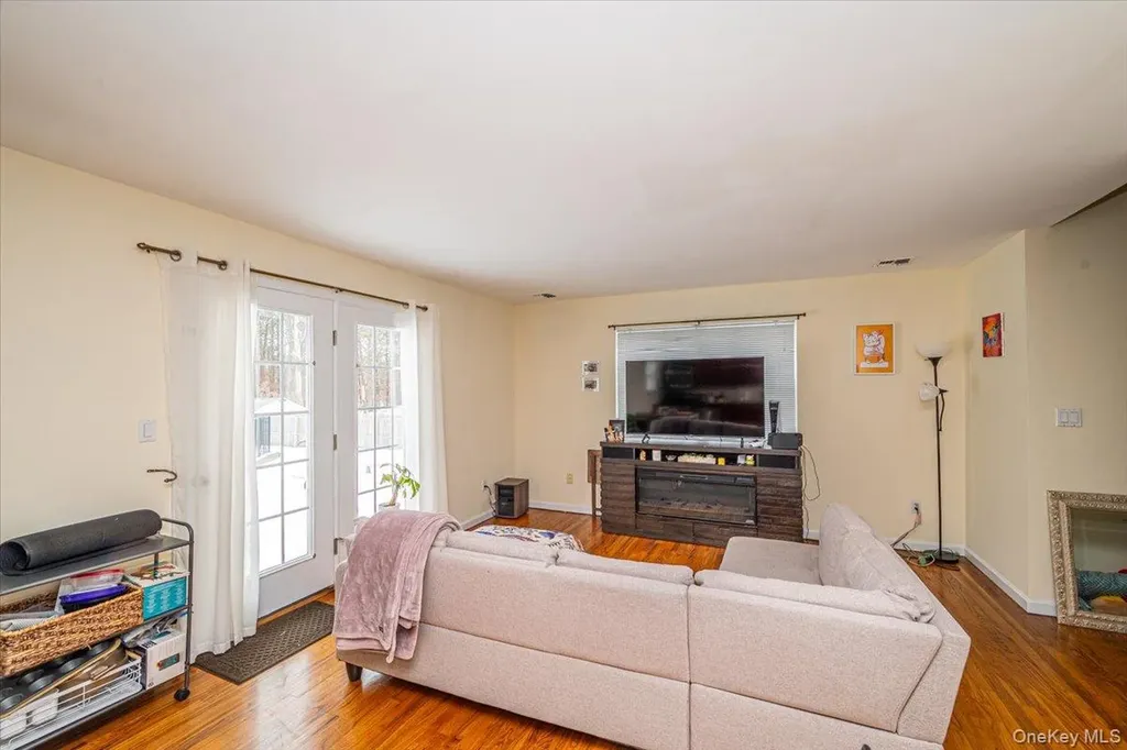 47 Cobblestone Drive Shoreham NY 11786