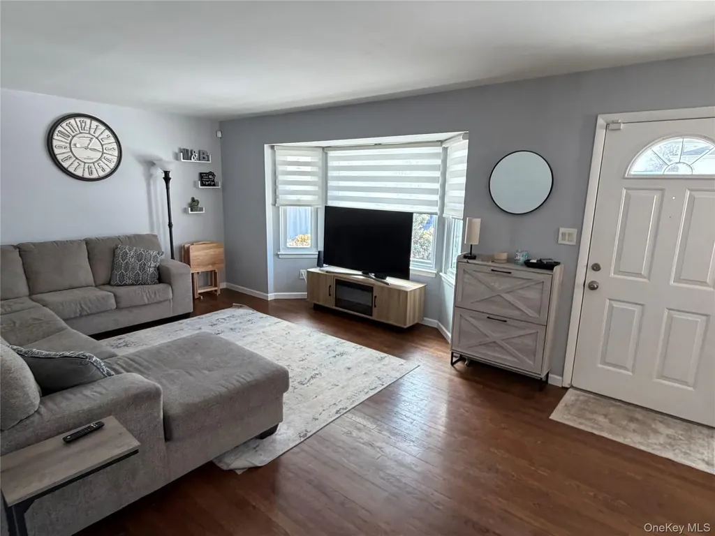 57 Pebble Lane Deer Park NY 11729