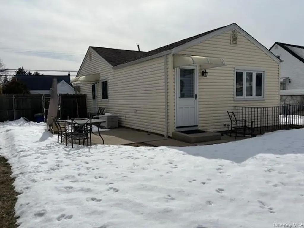 47 Sherbrooke Road Lindenhurst NY 11757