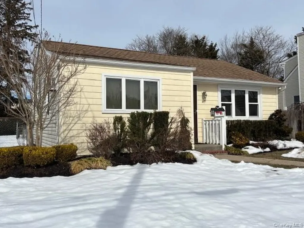 47 Sherbrooke Road Lindenhurst NY 11757