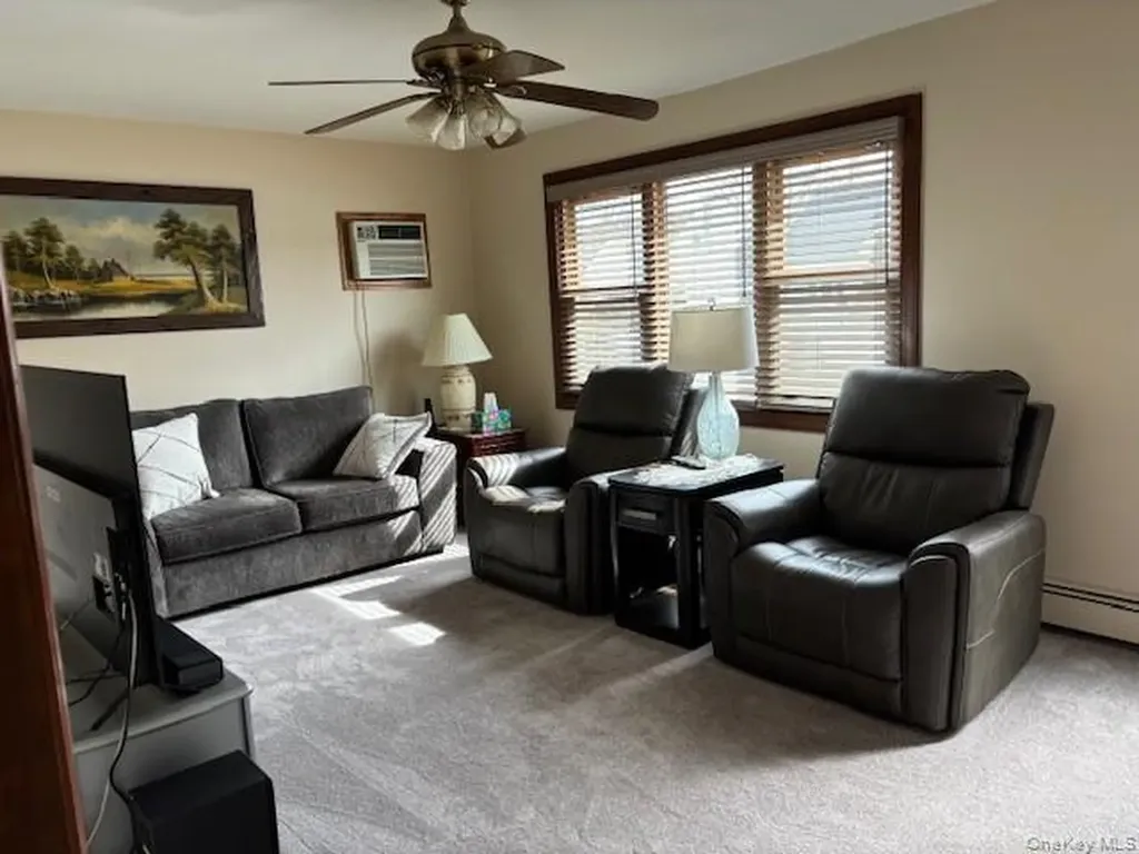 47 Sherbrooke Road Lindenhurst NY 11757