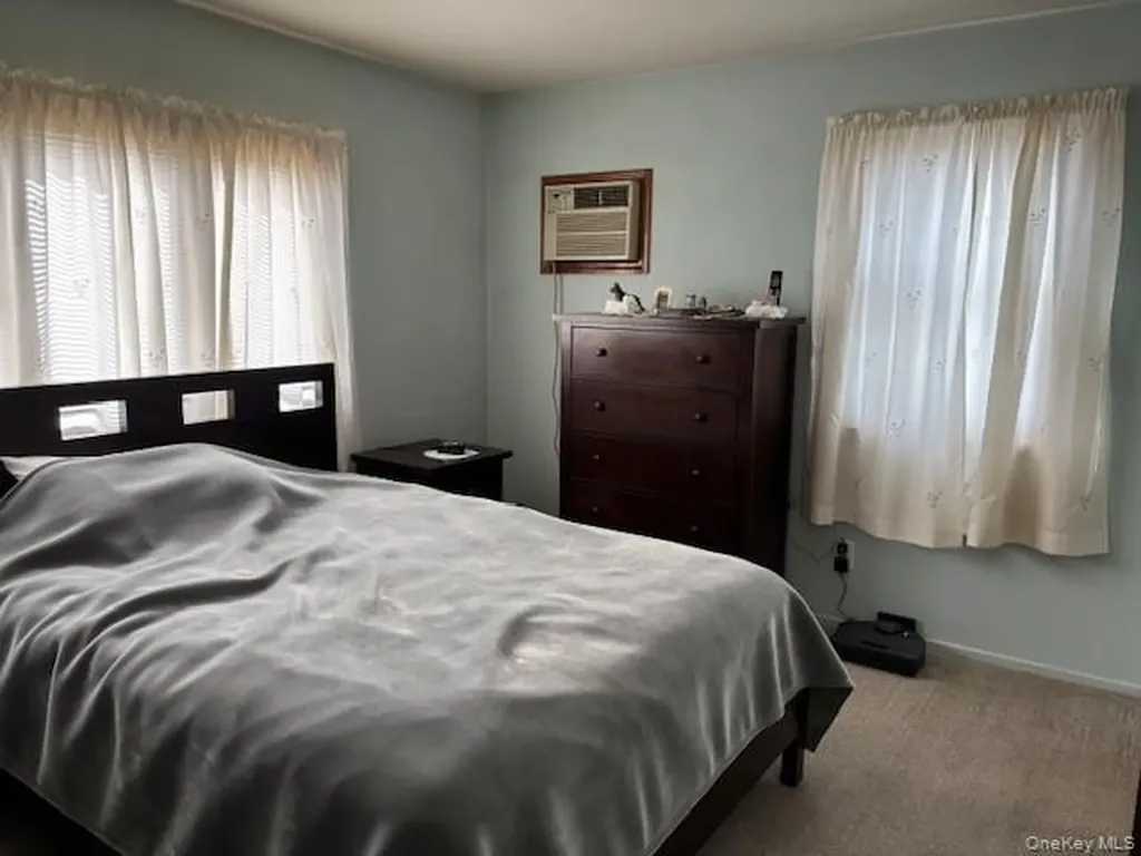 47 Sherbrooke Road Lindenhurst NY 11757